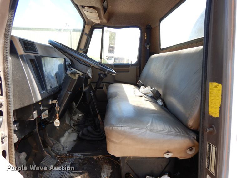 image for item IL9346 1993 International 4600  oil distributor truck