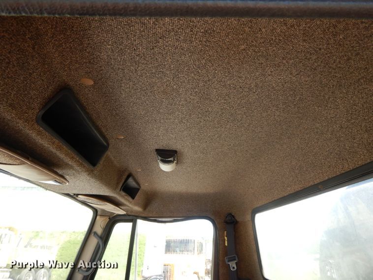 image for item IL9346 1993 International 4600  oil distributor truck