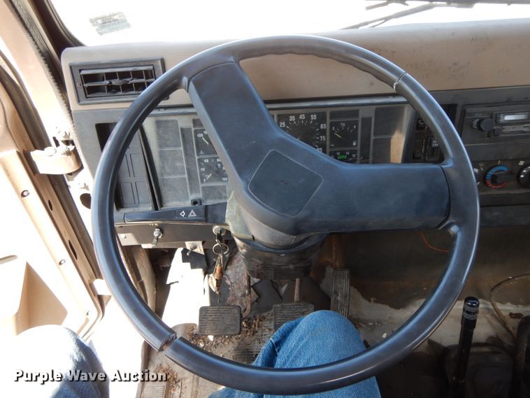 image for item IL9346 1993 International 4600  oil distributor truck