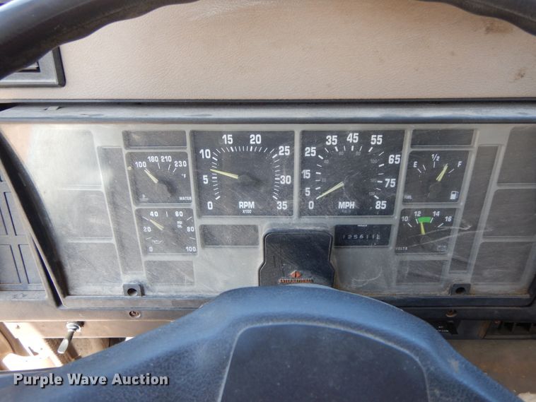 image for item IL9346 1993 International 4600  oil distributor truck