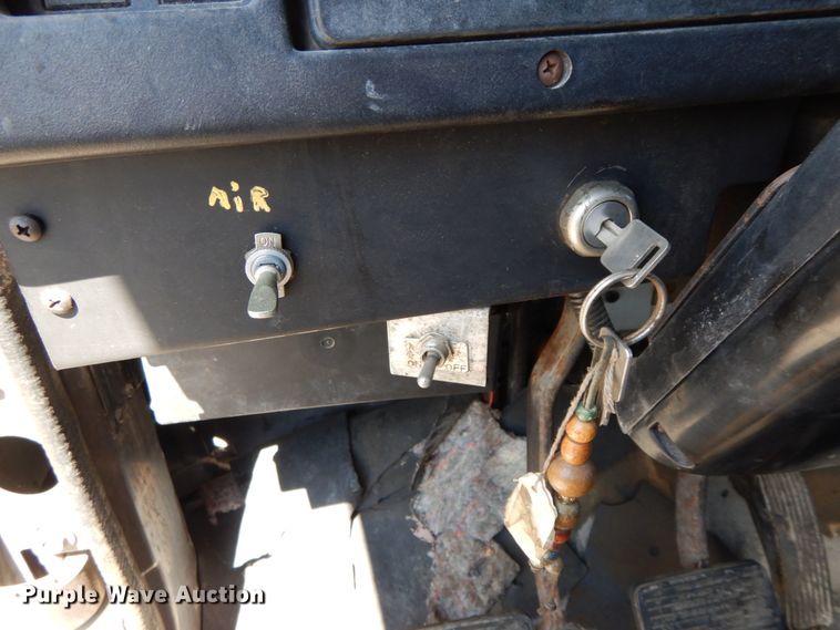 image for item IL9346 1993 International 4600  oil distributor truck