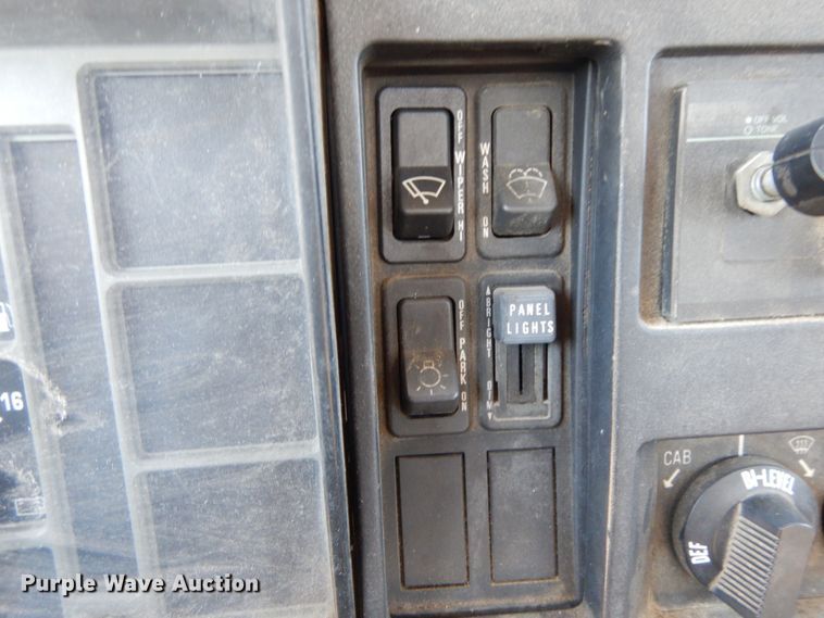 image for item IL9346 1993 International 4600  oil distributor truck