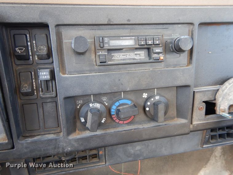 image for item IL9346 1993 International 4600  oil distributor truck