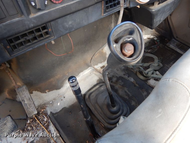 image for item IL9346 1993 International 4600  oil distributor truck