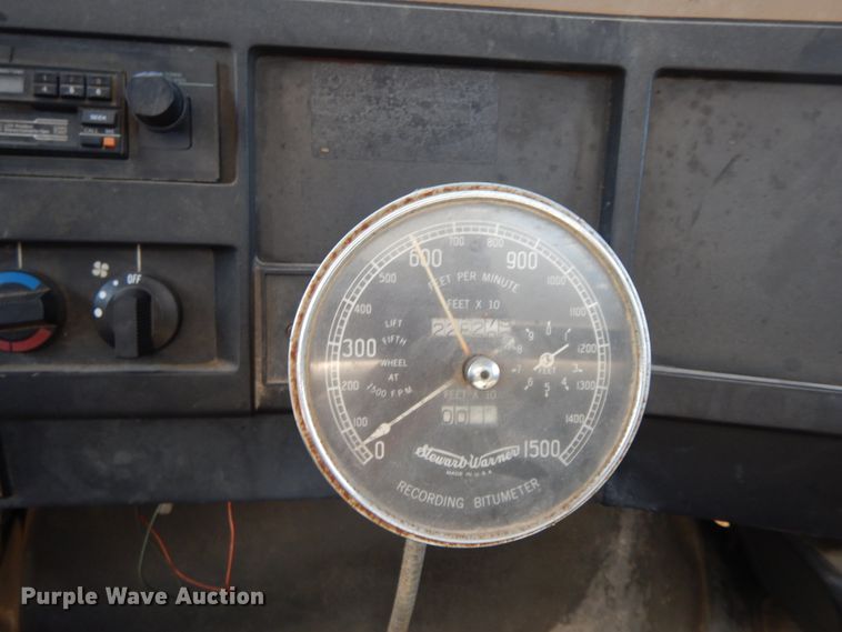 image for item IL9346 1993 International 4600  oil distributor truck