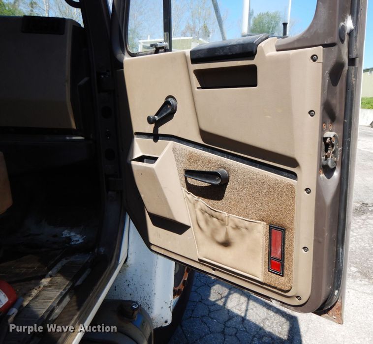 image for item IL9346 1993 International 4600  oil distributor truck