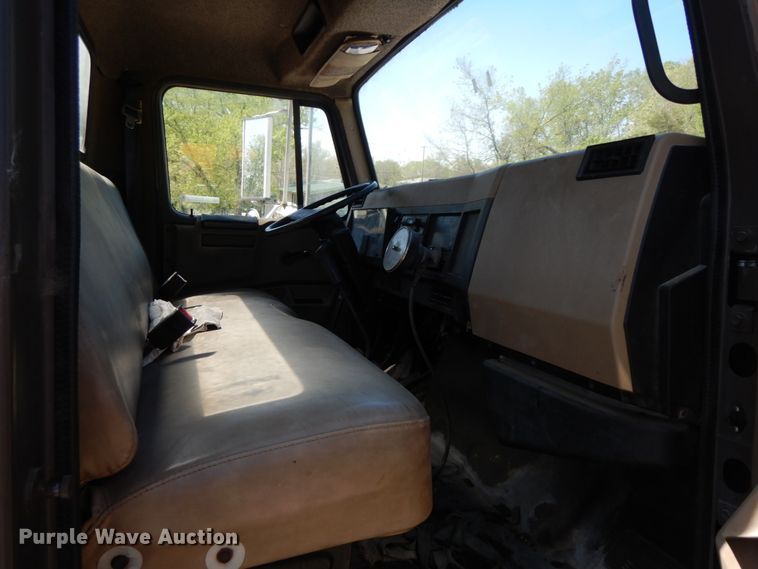 image for item IL9346 1993 International 4600  oil distributor truck