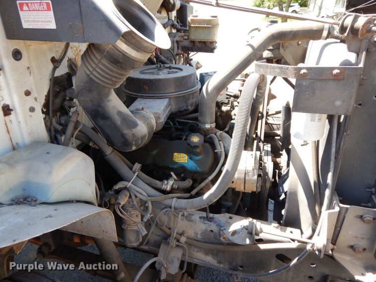 image for item IL9346 1993 International 4600  oil distributor truck