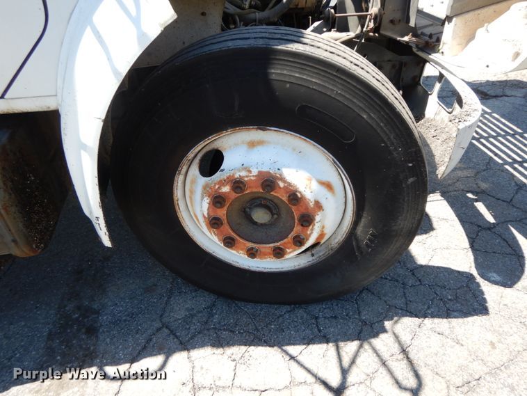 image for item IL9346 1993 International 4600  oil distributor truck