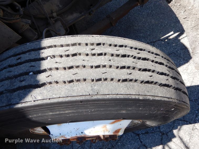 image for item IL9346 1993 International 4600  oil distributor truck