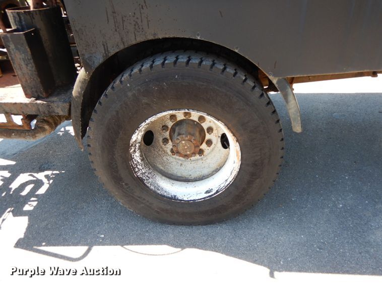 image for item IL9346 1993 International 4600  oil distributor truck