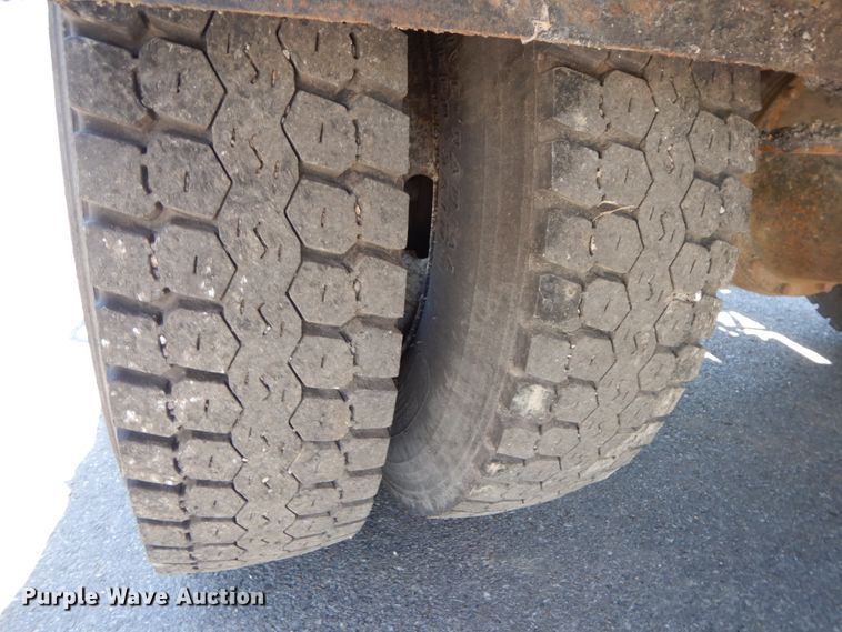 image for item IL9346 1993 International 4600  oil distributor truck