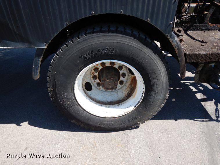 image for item IL9346 1993 International 4600  oil distributor truck