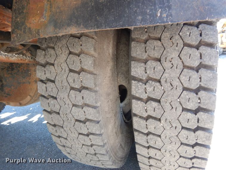 image for item IL9346 1993 International 4600  oil distributor truck