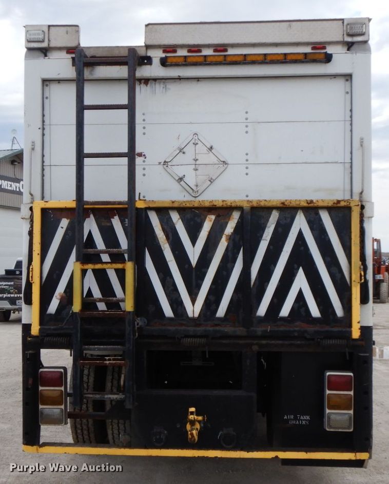 image for item IL9356 2006 GMC C7500  Crew Cab box truck