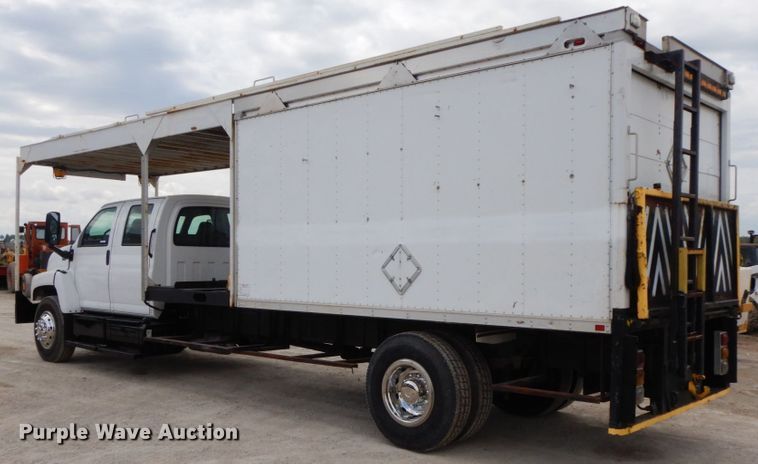 image for item IL9356 2006 GMC C7500  Crew Cab box truck
