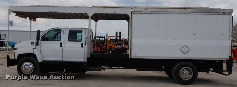 image for item IL9356 2006 GMC C7500  Crew Cab box truck