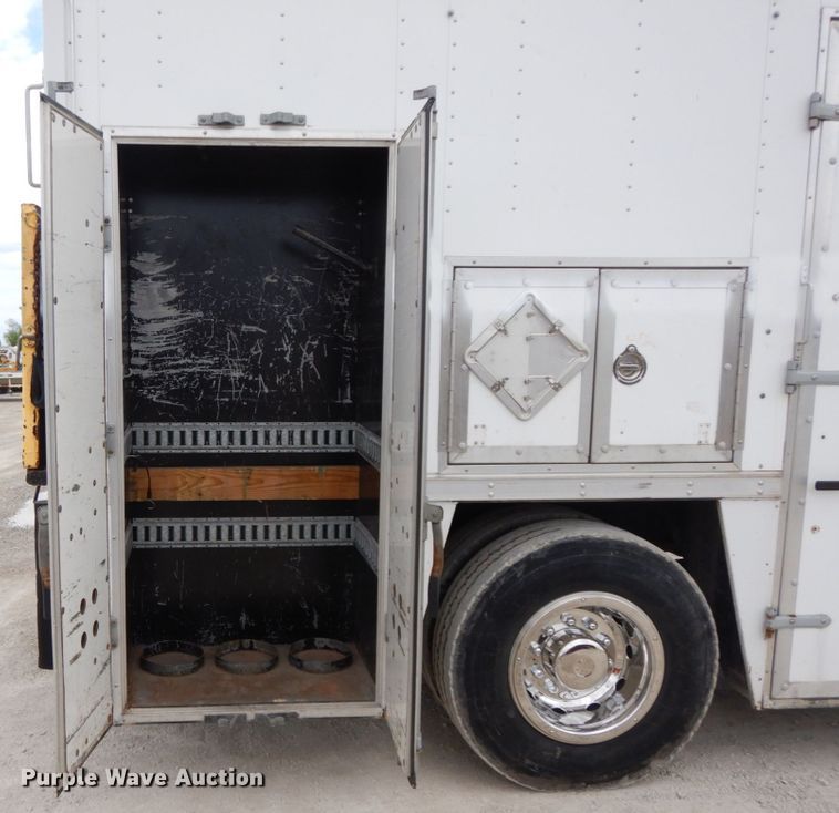 image for item IL9356 2006 GMC C7500  Crew Cab box truck