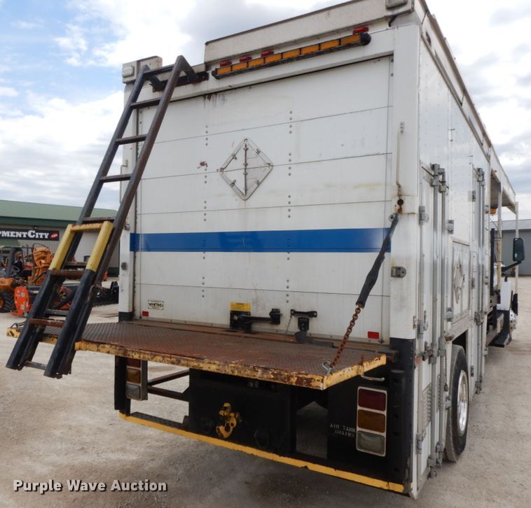 image for item IL9356 2006 GMC C7500  Crew Cab box truck