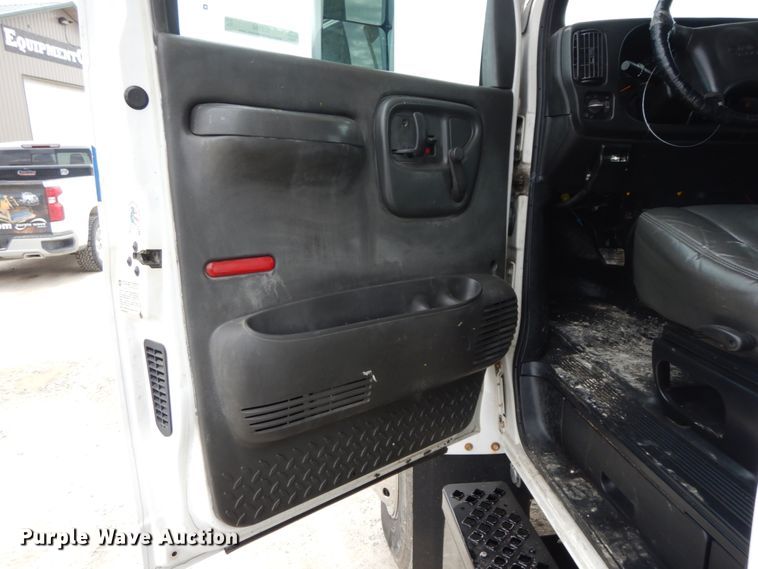 image for item IL9356 2006 GMC C7500  Crew Cab box truck