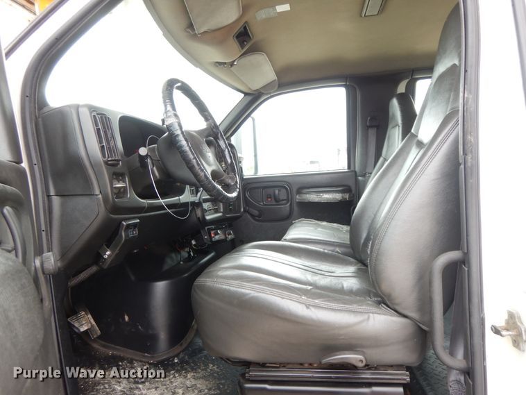 image for item IL9356 2006 GMC C7500  Crew Cab box truck