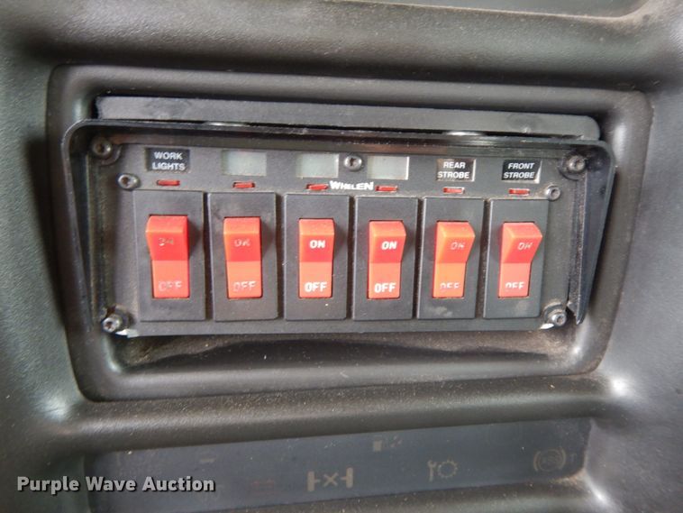 image for item IL9356 2006 GMC C7500  Crew Cab box truck