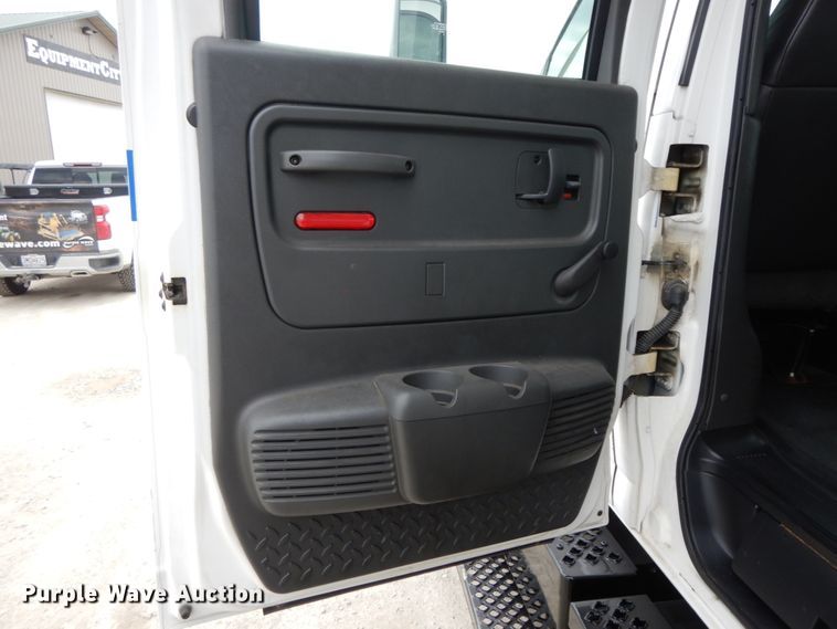 image for item IL9356 2006 GMC C7500  Crew Cab box truck