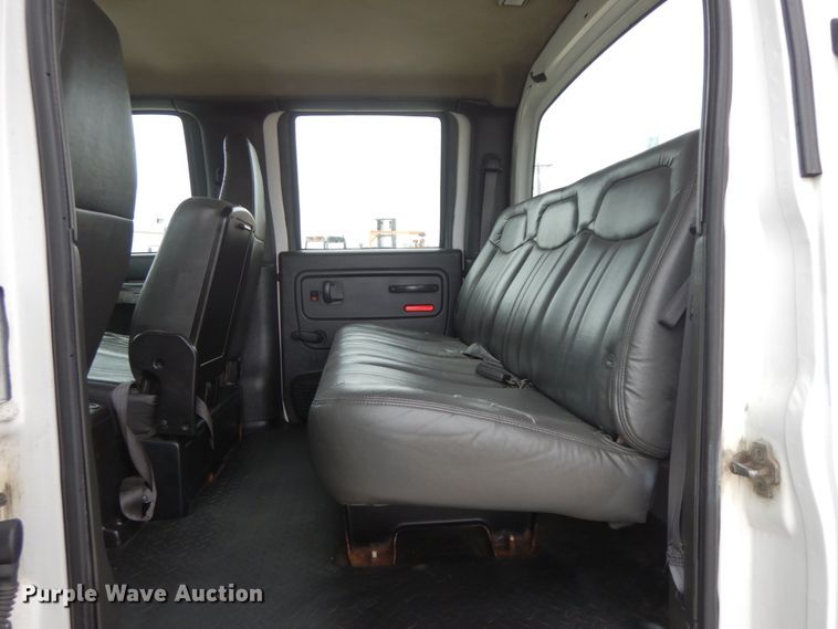 image for item IL9356 2006 GMC C7500  Crew Cab box truck