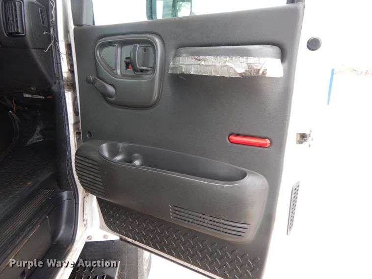 image for item IL9356 2006 GMC C7500  Crew Cab box truck