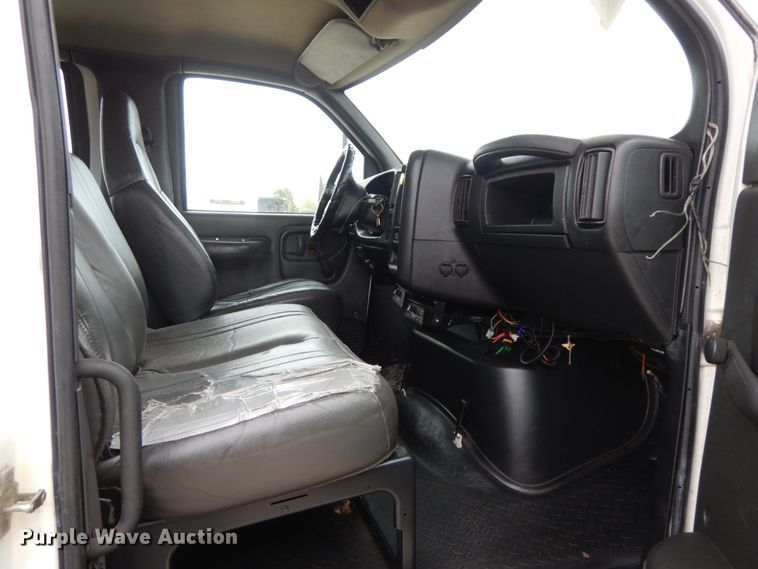 image for item IL9356 2006 GMC C7500  Crew Cab box truck