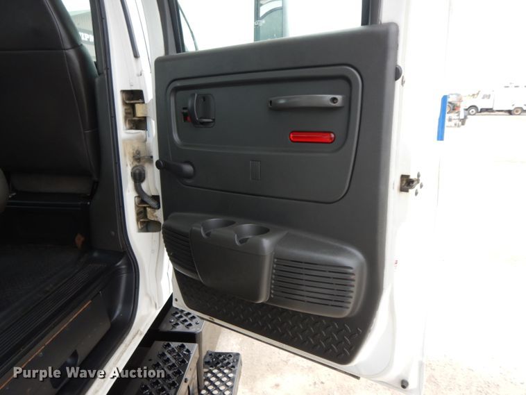 image for item IL9356 2006 GMC C7500  Crew Cab box truck