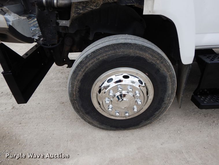 image for item IL9356 2006 GMC C7500  Crew Cab box truck