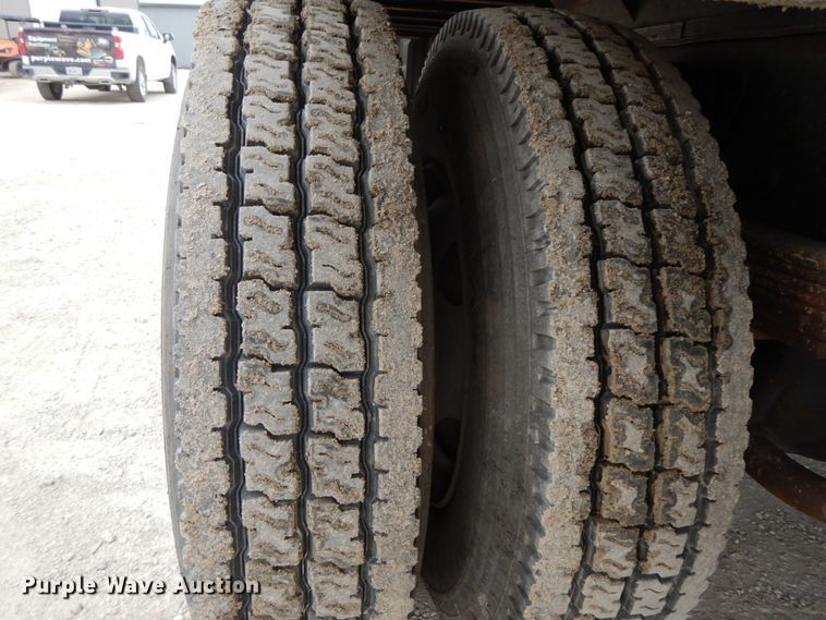 image for item IL9356 2006 GMC C7500  Crew Cab box truck