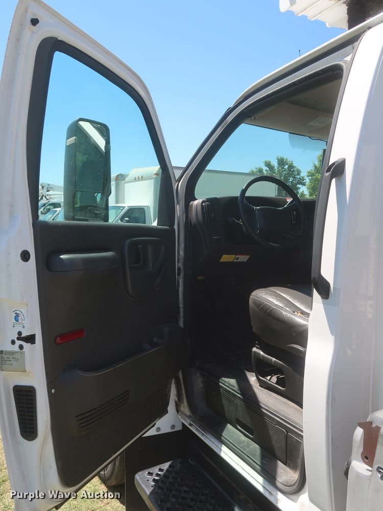 image for item IO9092 2009 GMC C5500  bucket truck