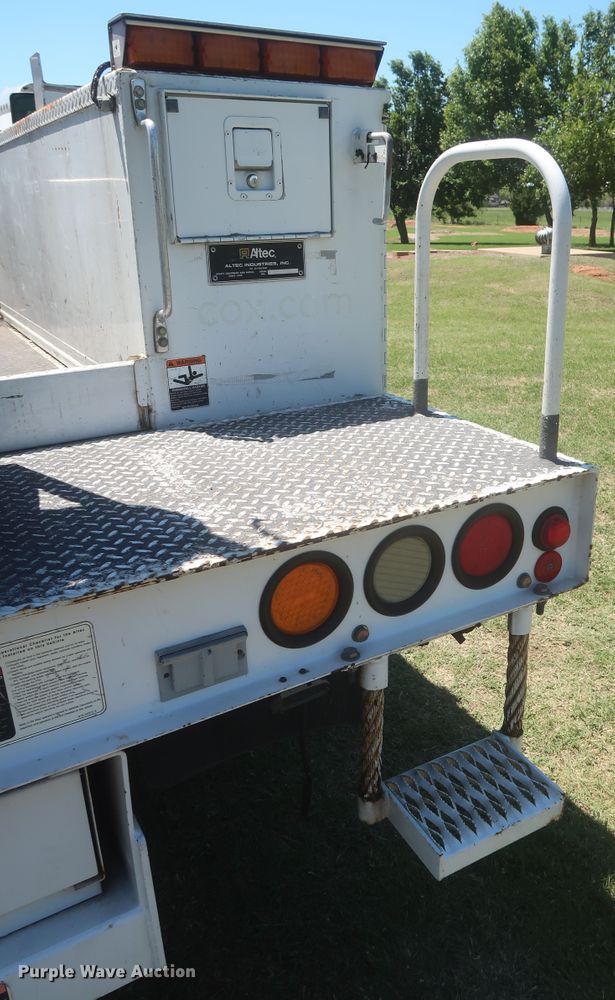 image for item IO9092 2009 GMC C5500  bucket truck