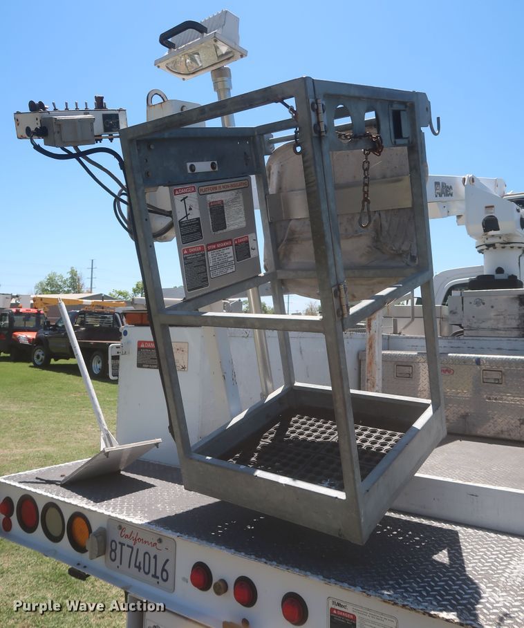 image for item IO9092 2009 GMC C5500  bucket truck