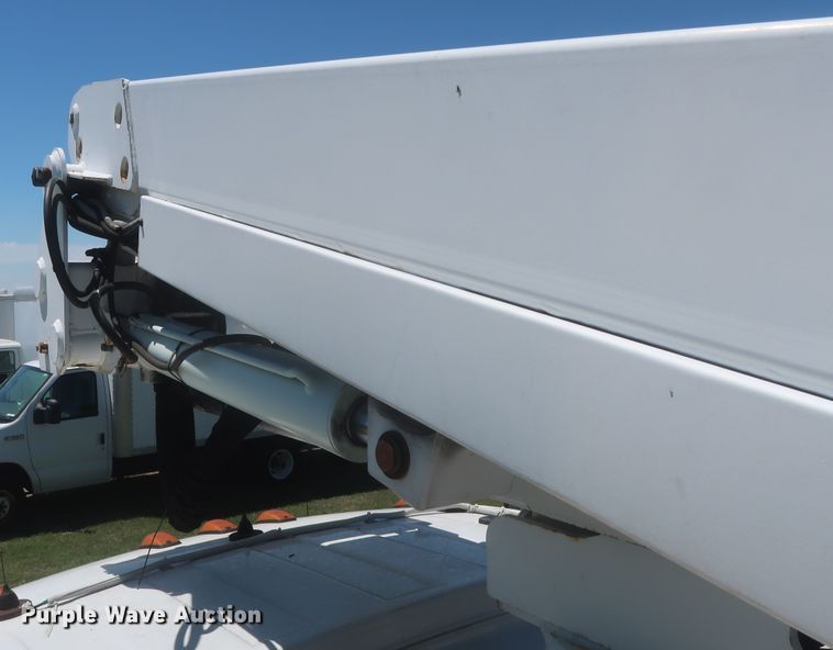 image for item IO9092 2009 GMC C5500  bucket truck