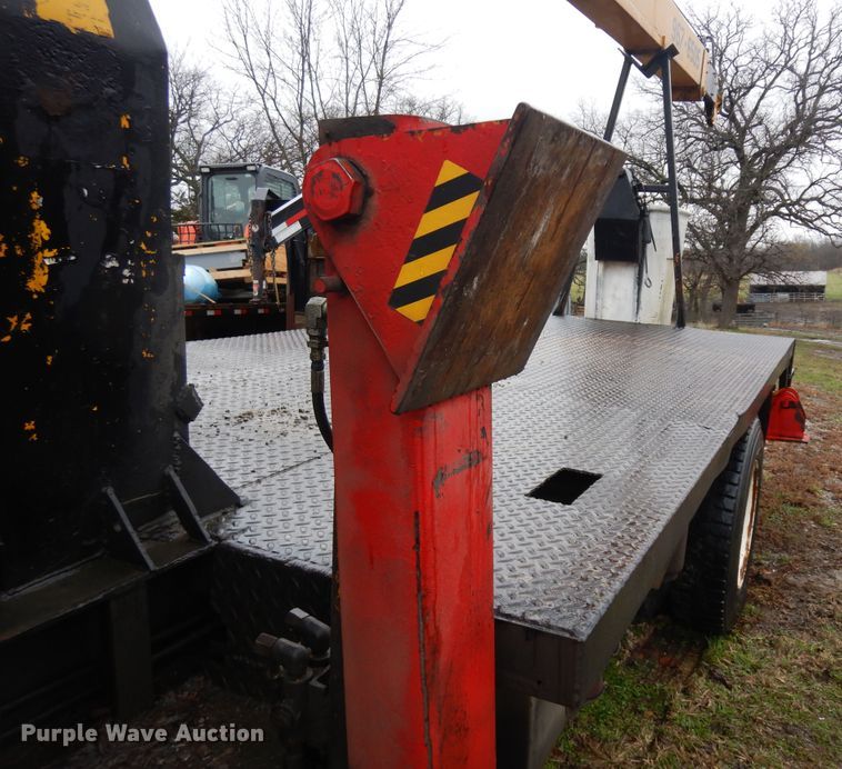 image for item IP9103 1998 International 4700  crane truck