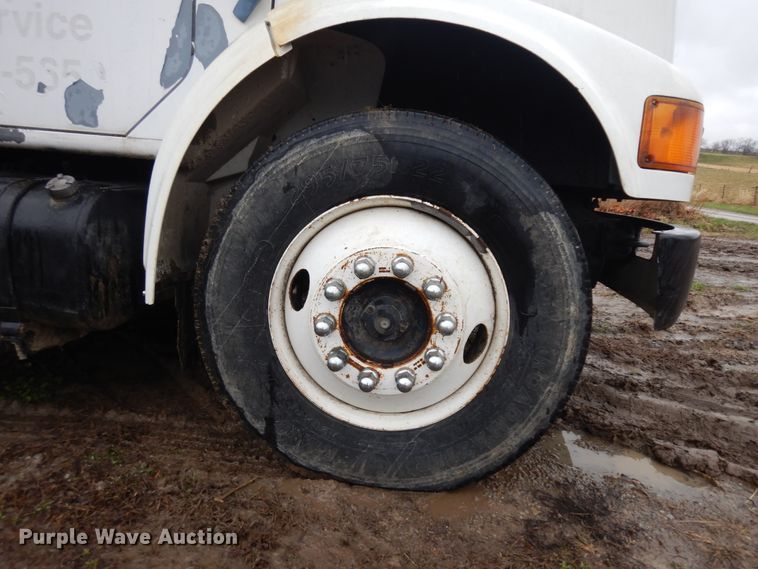 image for item IP9103 1998 International 4700  crane truck