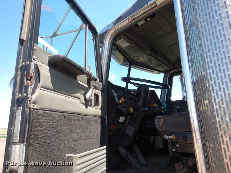 image for item IQ9311 1998 Peterbilt 378  semi truck