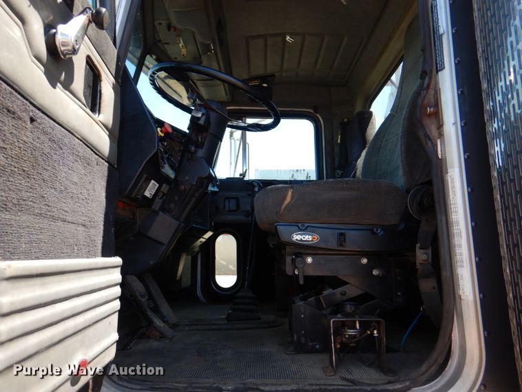 image for item IQ9311 1998 Peterbilt 378  semi truck