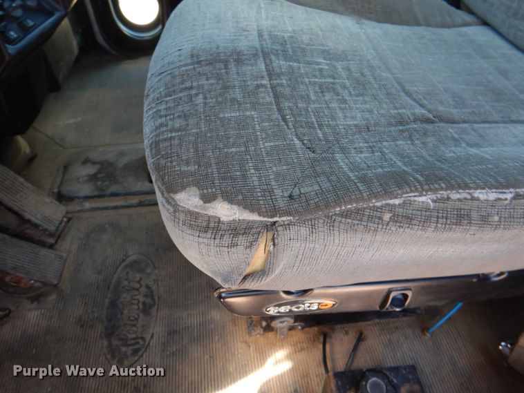 image for item IQ9311 1998 Peterbilt 378  semi truck