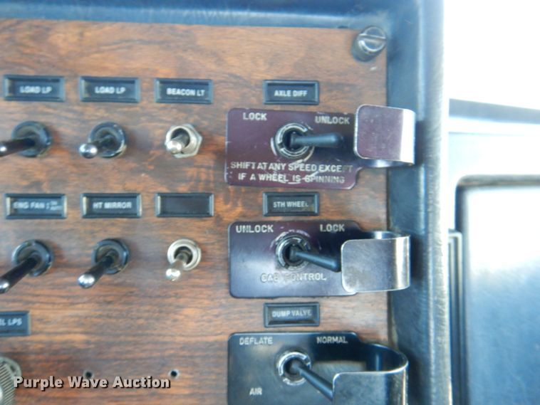 image for item IQ9311 1998 Peterbilt 378  semi truck