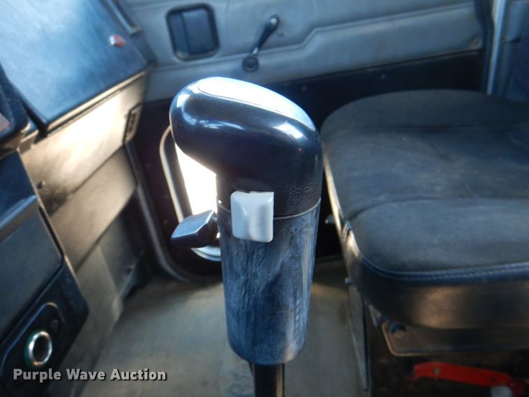 image for item IQ9311 1998 Peterbilt 378  semi truck