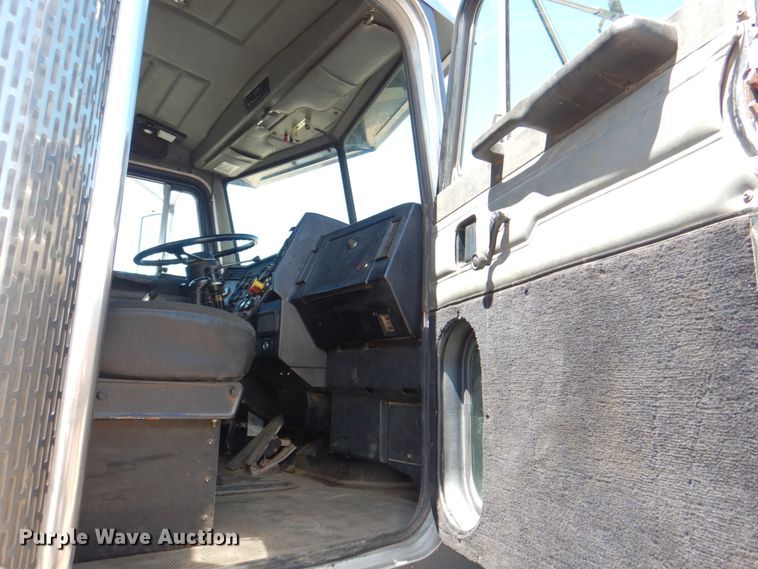 image for item IQ9311 1998 Peterbilt 378  semi truck