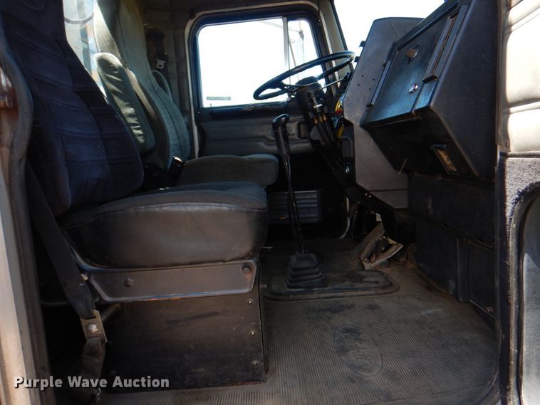 image for item IQ9311 1998 Peterbilt 378  semi truck