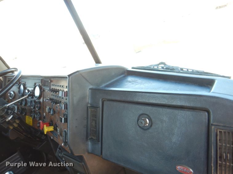 image for item IQ9311 1998 Peterbilt 378  semi truck