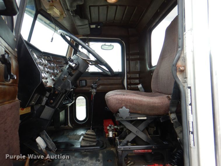 image for item IQ9459 1996 Peterbilt 377  dump truck