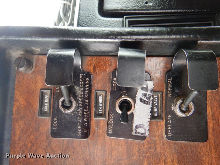 image for item IQ9459 1996 Peterbilt 377  dump truck