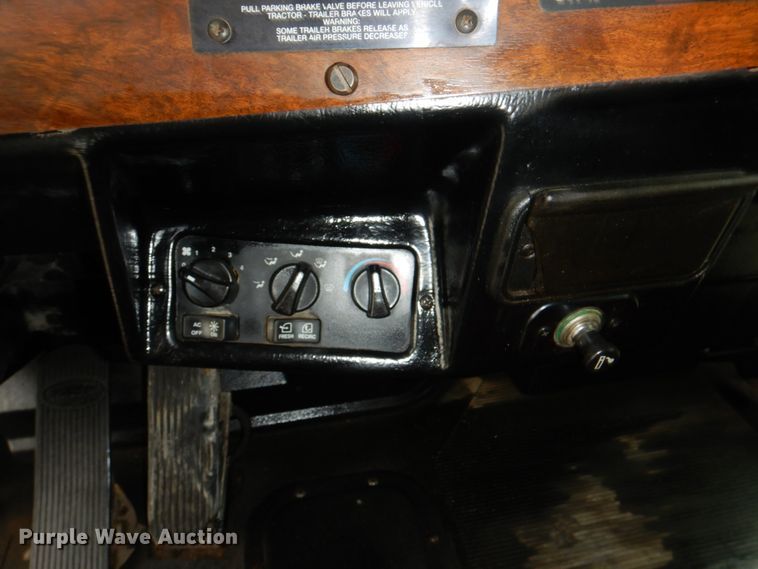 image for item IQ9459 1996 Peterbilt 377  dump truck